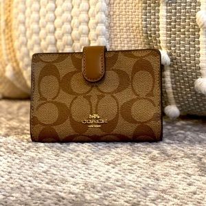 Coach Medium Corner Zip Wallet in Signature Canvas (khaki)